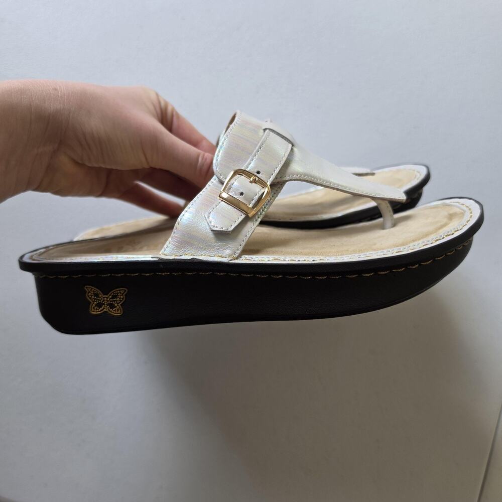 Alegria Sandals Womens Size 7.5 EU 38 White Thong Wedge Buckle Comfort KNN-6166